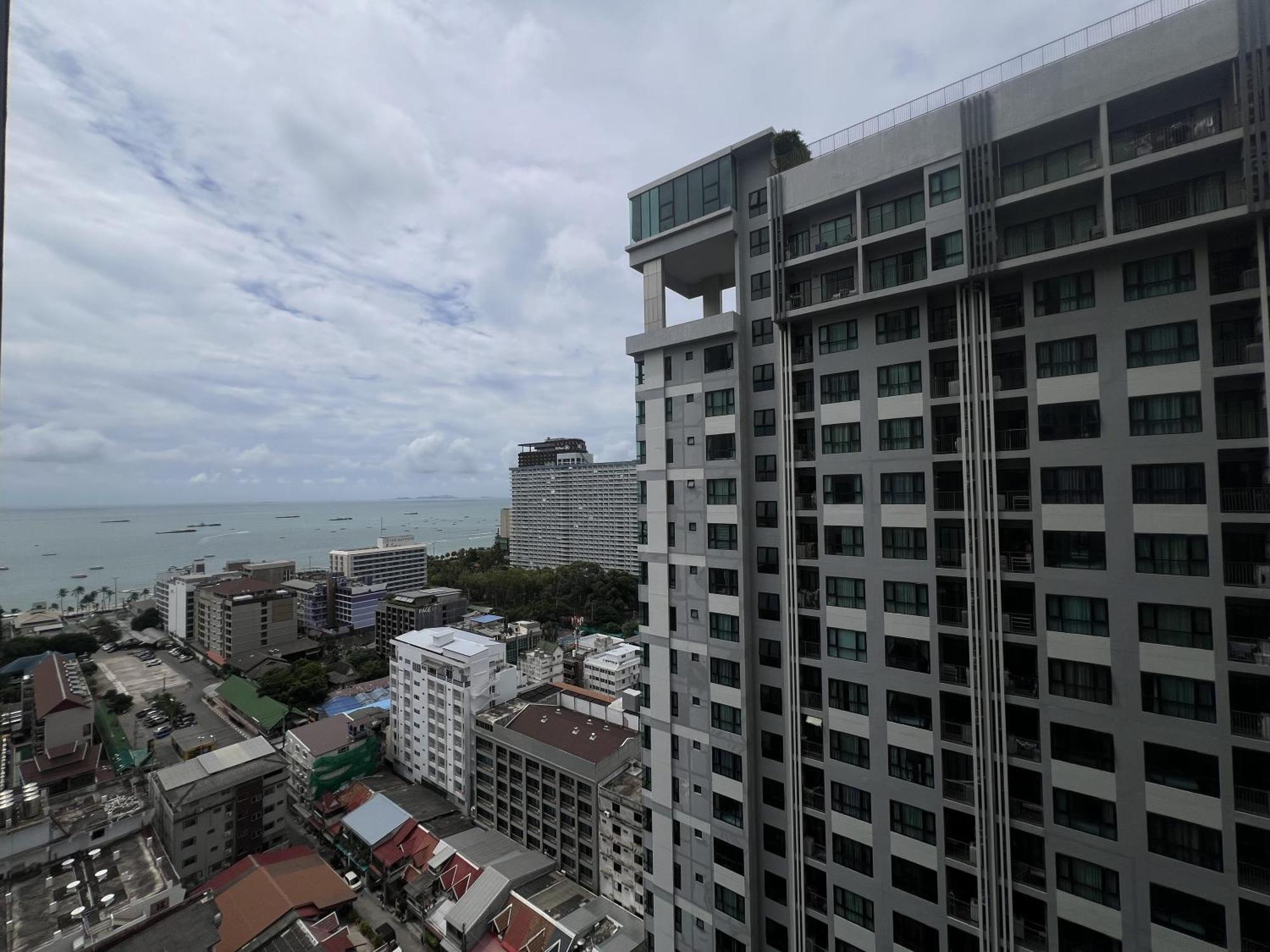 The Base Central Pattaya By Mickey Buitenkant foto