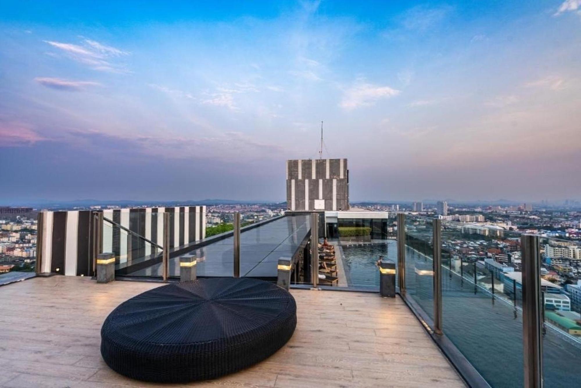 The Base Central Pattaya By Mickey Buitenkant foto