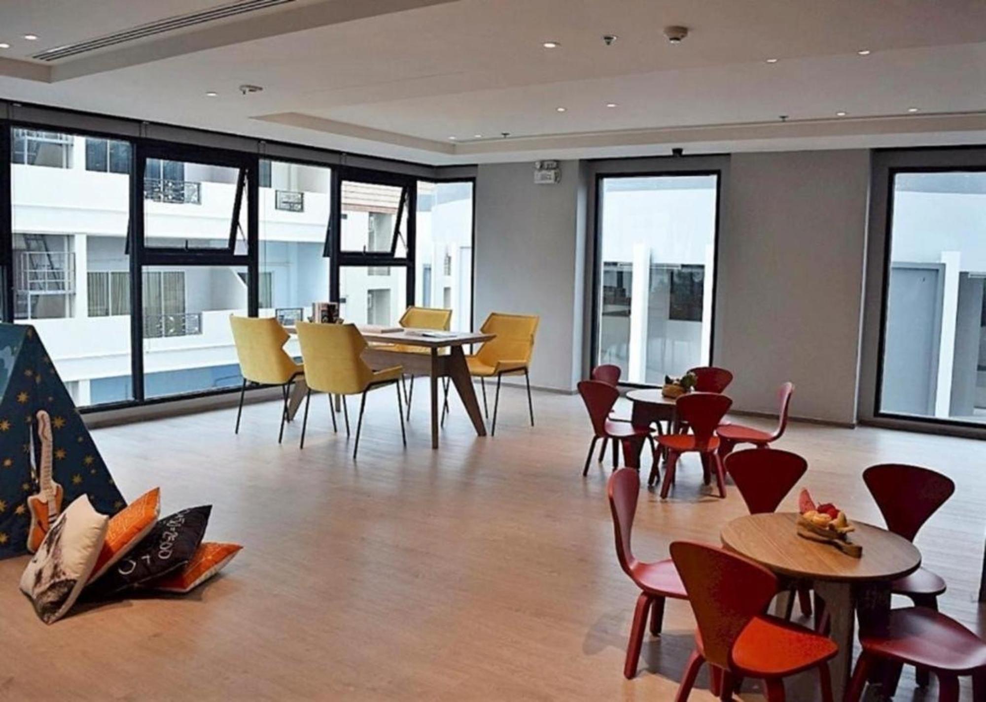 The Base Central Pattaya By Mickey Buitenkant foto