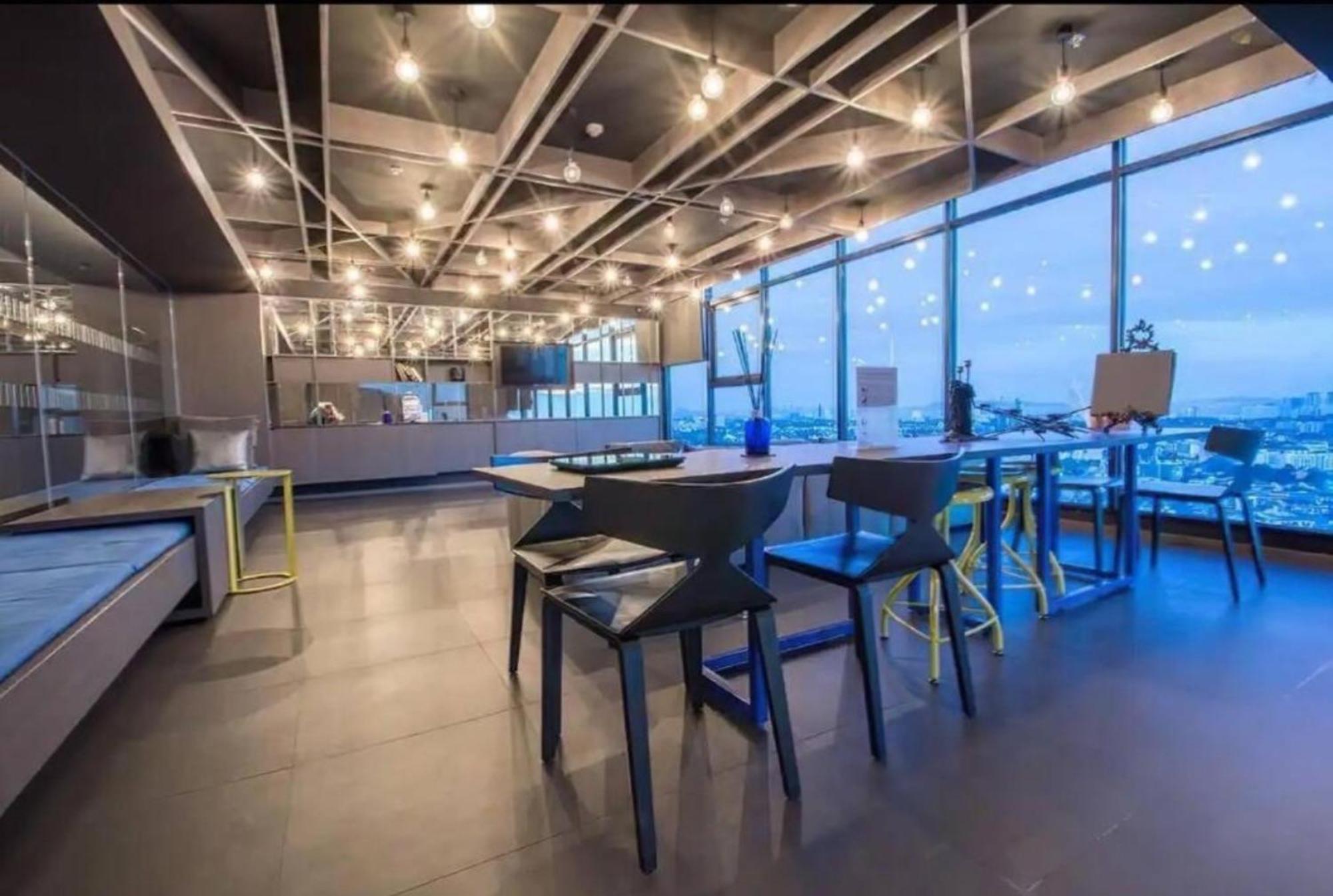 The Base Central Pattaya By Mickey Buitenkant foto